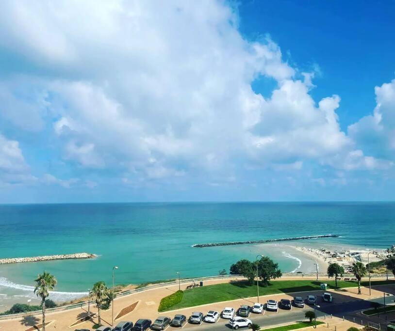Beautiful 2-Bedroom Sea-View Apartment Нетания Экстерьер фото