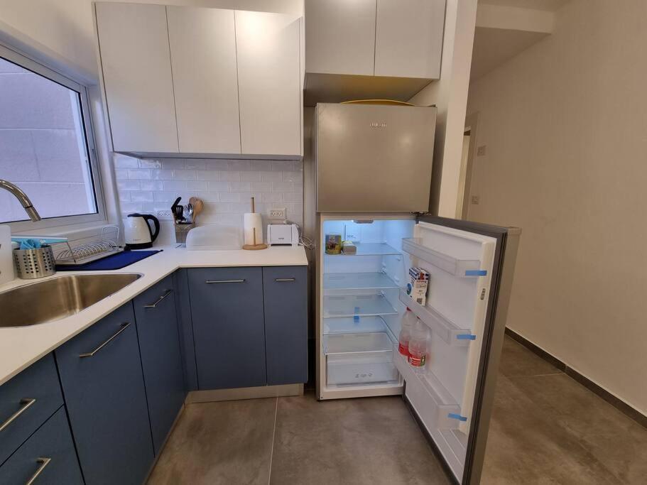 Beautiful 2-Bedroom Sea-View Apartment Нетания Экстерьер фото