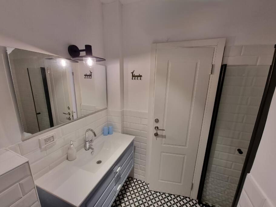 Beautiful 2-Bedroom Sea-View Apartment Нетания Экстерьер фото