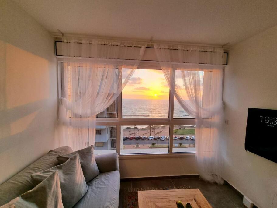 Beautiful 2-Bedroom Sea-View Apartment Нетания Экстерьер фото