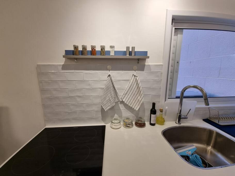 Beautiful 2-Bedroom Sea-View Apartment Нетания Экстерьер фото